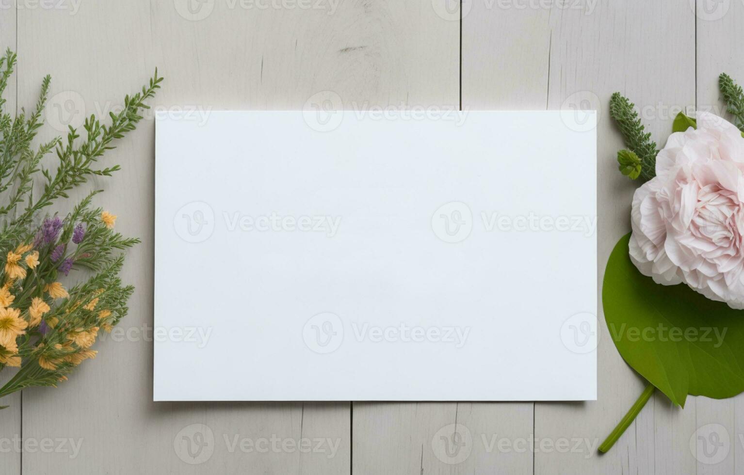 blanco groet kaart mockup Aan houten achtergrond met tuin bloemen, vlak leggen mockup foto
