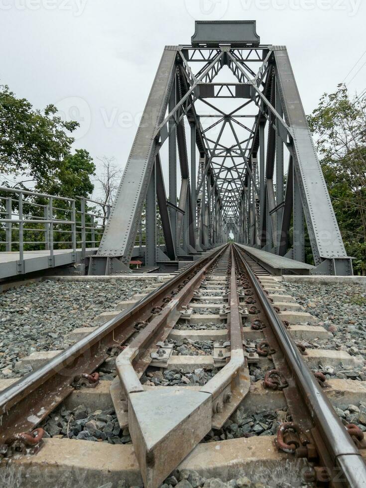 perspectief visie van de staal spoorweg brug. foto