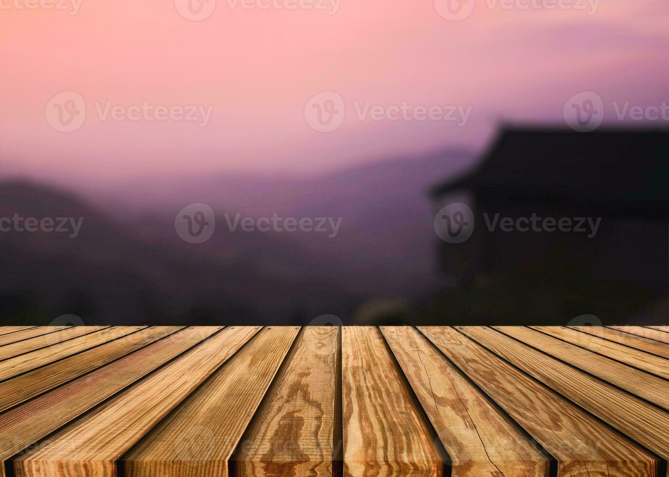 houten tafel top Aan toevlucht met kleurrijk lucht en berg Bij avond foto