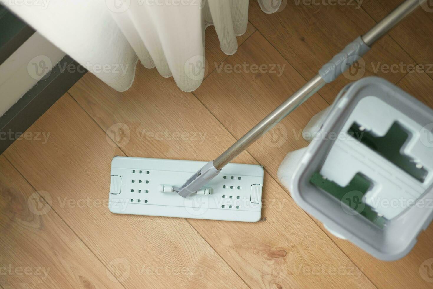 tegelvloer schoonmaken met mop foto