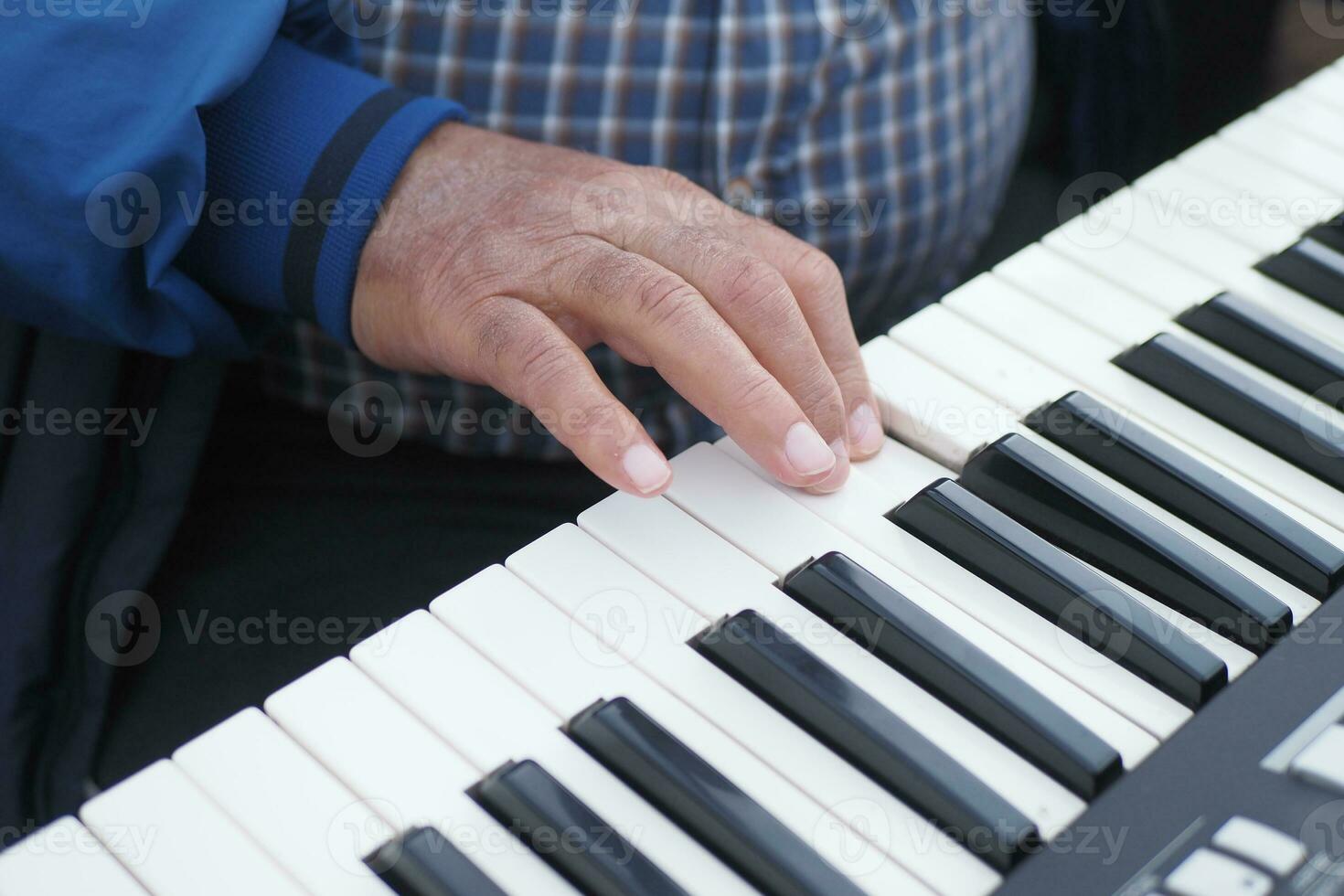 mannen handen spelen groots piano foto