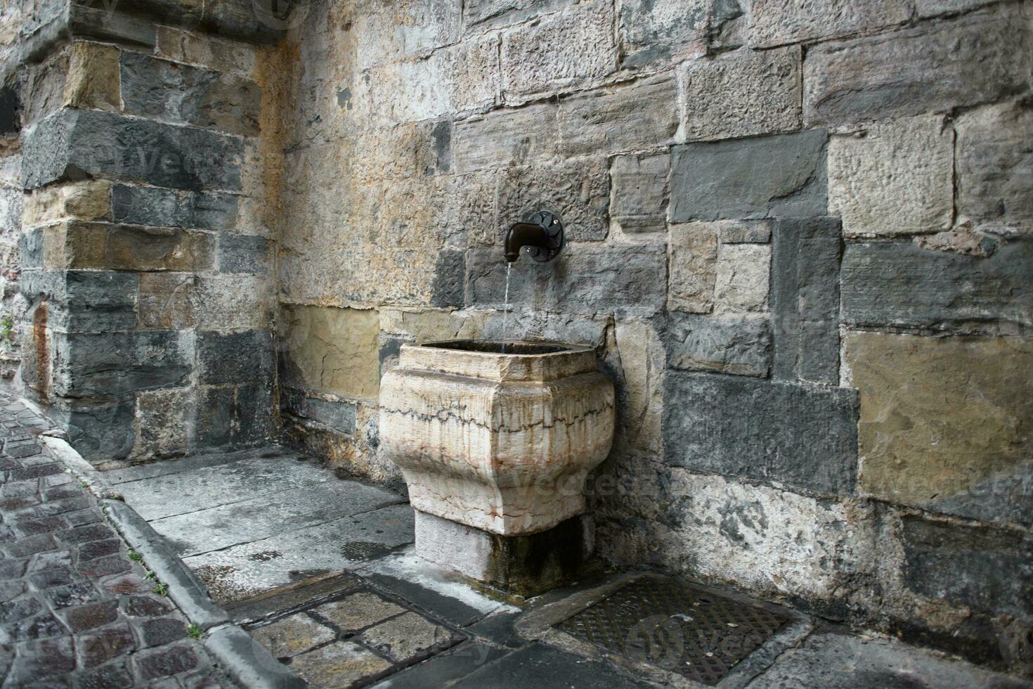 fontein van porta dipinta in Bergamo alta Italië foto