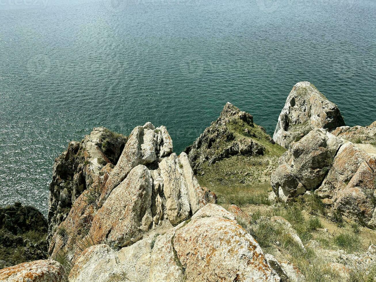 rots drie broers, kaap sagan-khushun Aan olkhon eiland. Baikal, Rusland foto