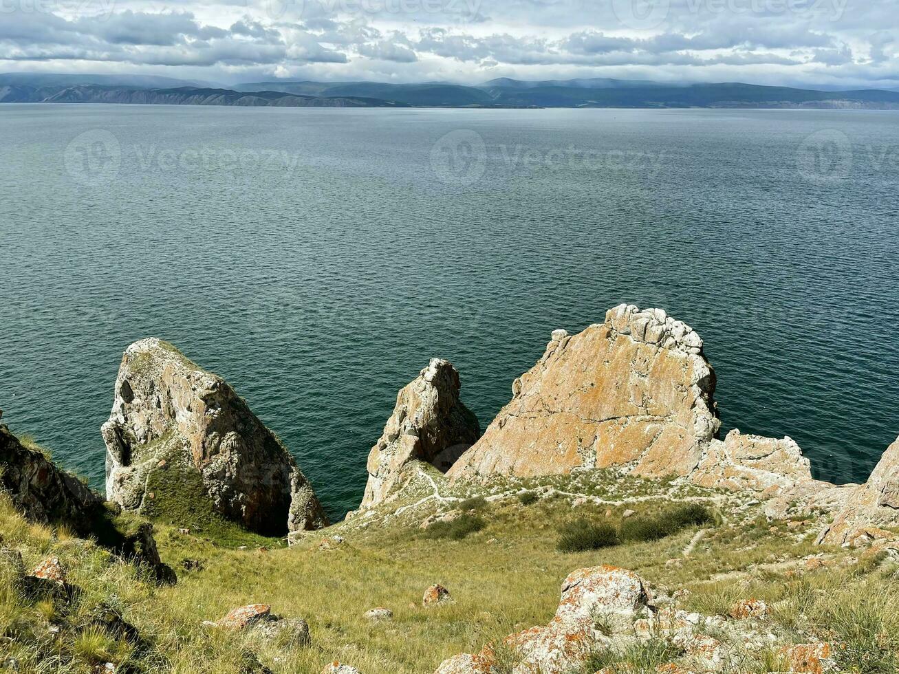 rots drie broers, kaap sagan-khushun Aan olkhon eiland. Baikal, Rusland foto