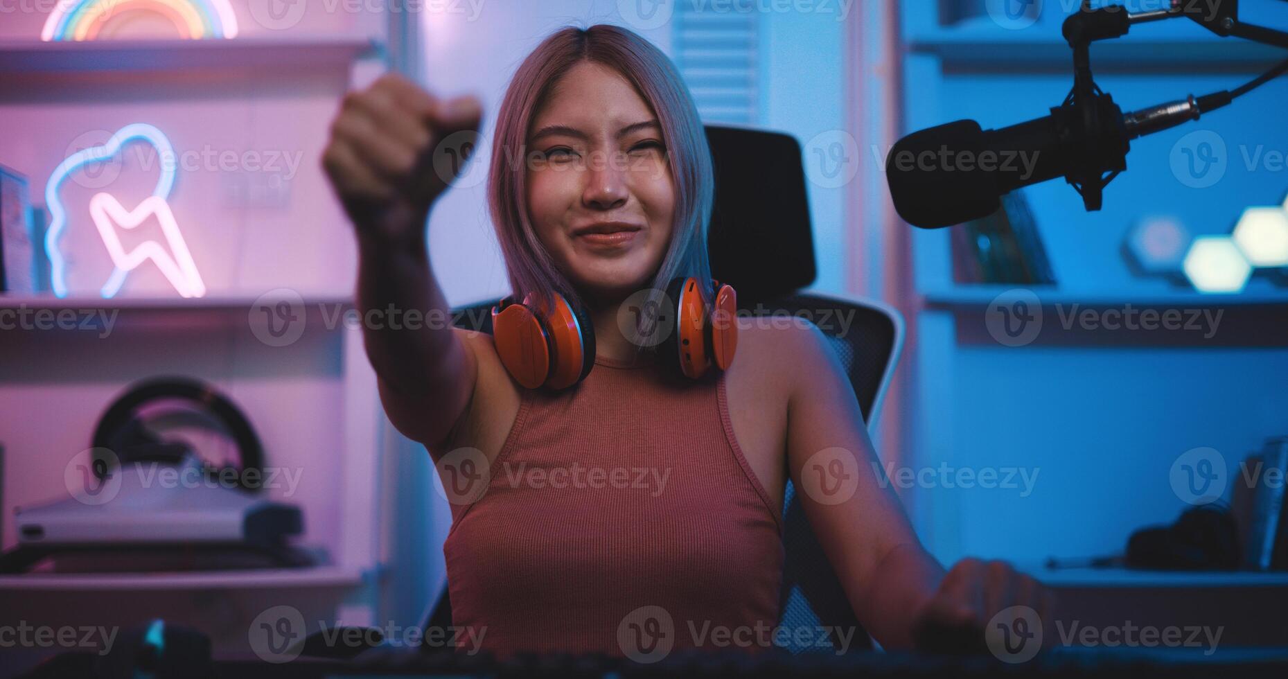 Aziatisch jong esport vrouw gamer genieten naar Speel online spel Aan pc foto