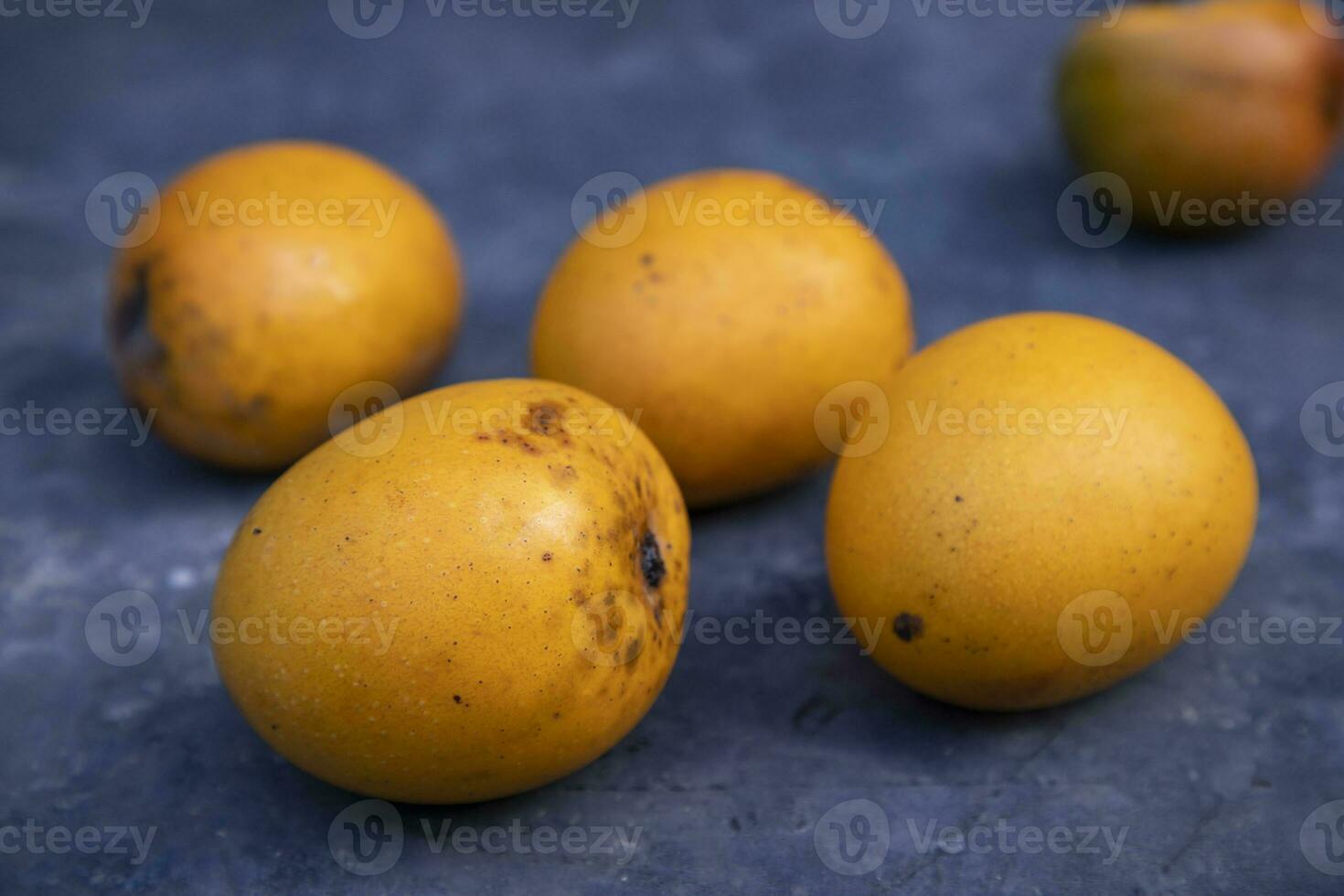 dichtbij omhoog van Mens hand- Holding vers mango fruit in natuur achtergrond foto