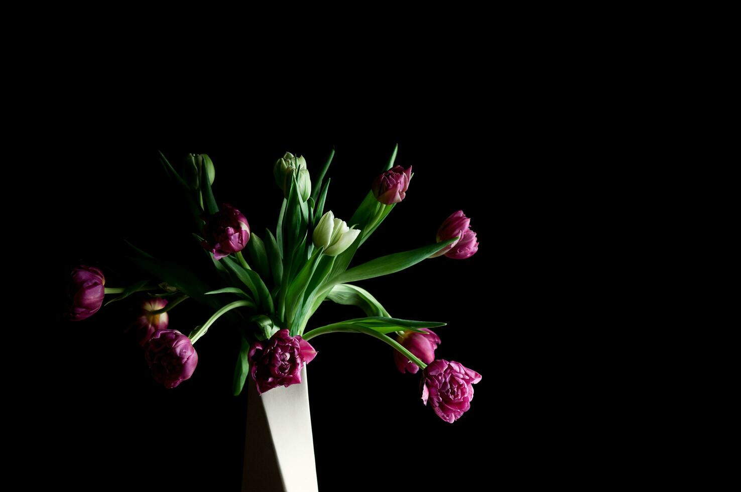 laag sleutel levendig bloemen in vaas kopiëren ruimte foto
