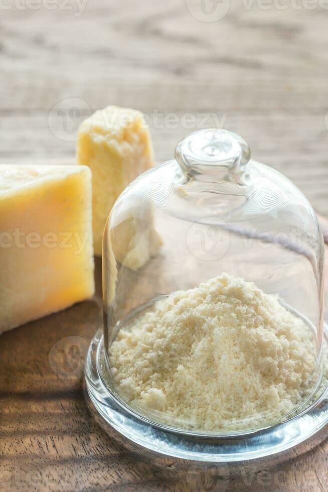 Parmezaanse kaas kaas Aan de houten bord foto