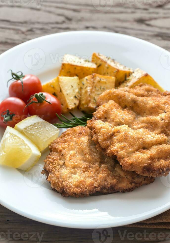 deel van schnitzel met garneer foto