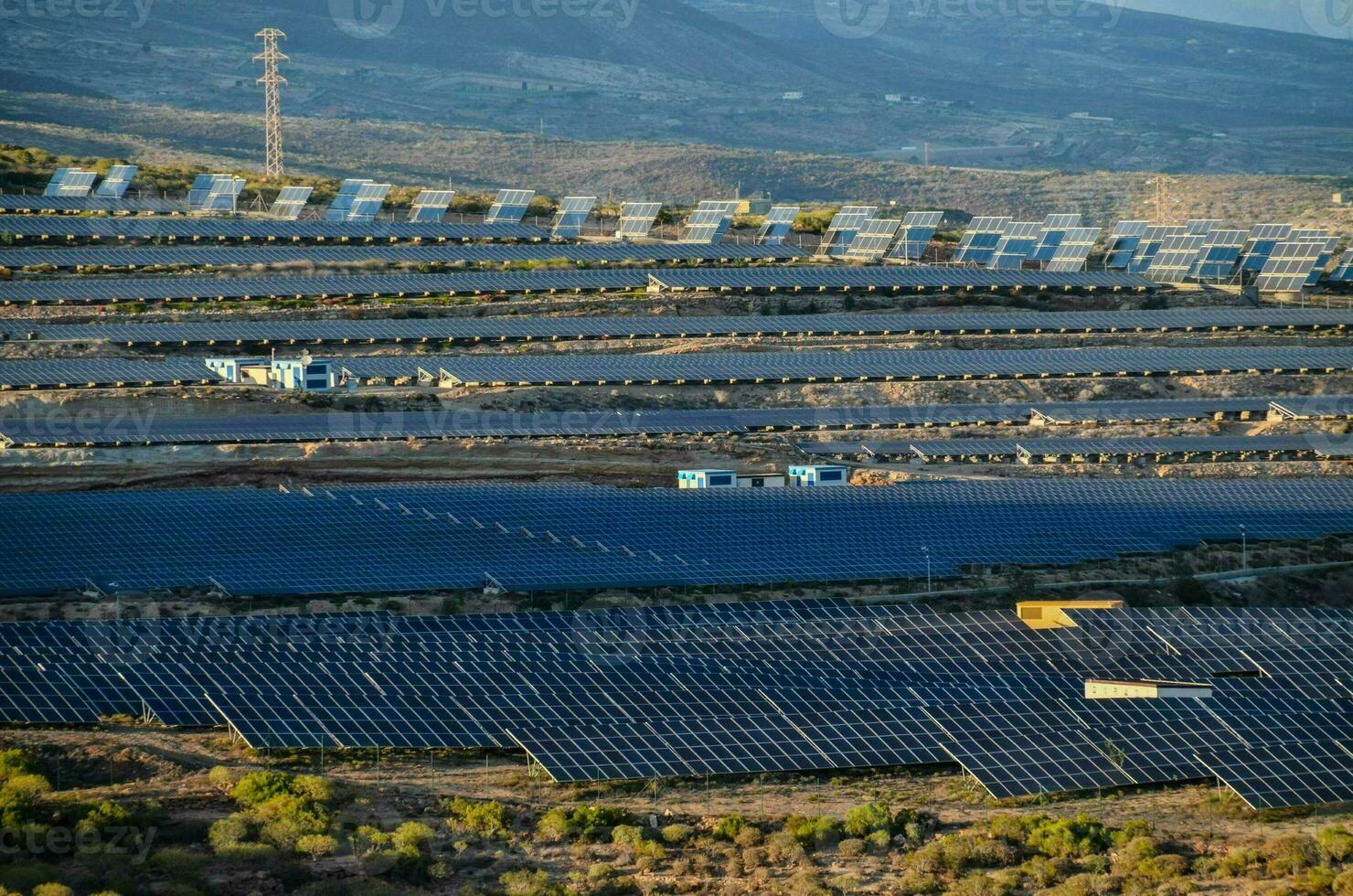 groene hernieuwbare energie met fotovoltaïsche panelen foto