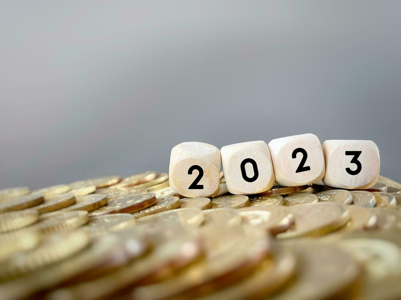 financiën en economie van nieuw jaar concept. 2023 tekst Aan houten kubussen achtergrond. foto