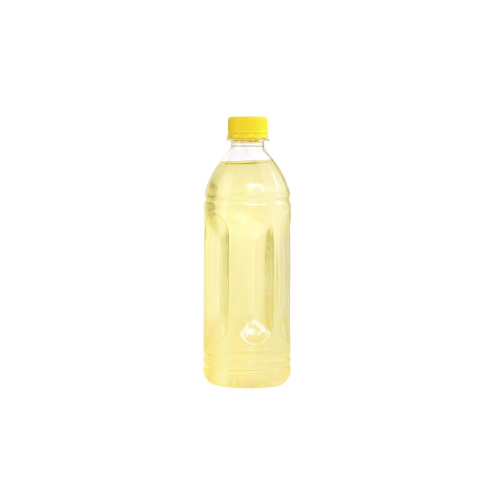 geel bruisend water in een plastic fles geïsoleerd op een witte achtergrond foto