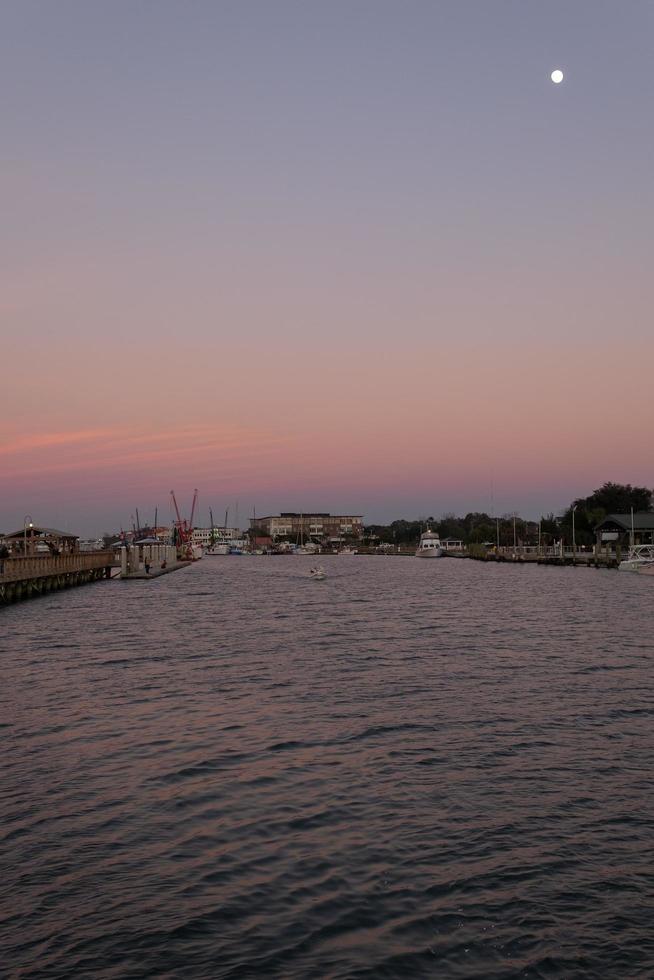 zonsondergang in charleston, zuid-carolina foto