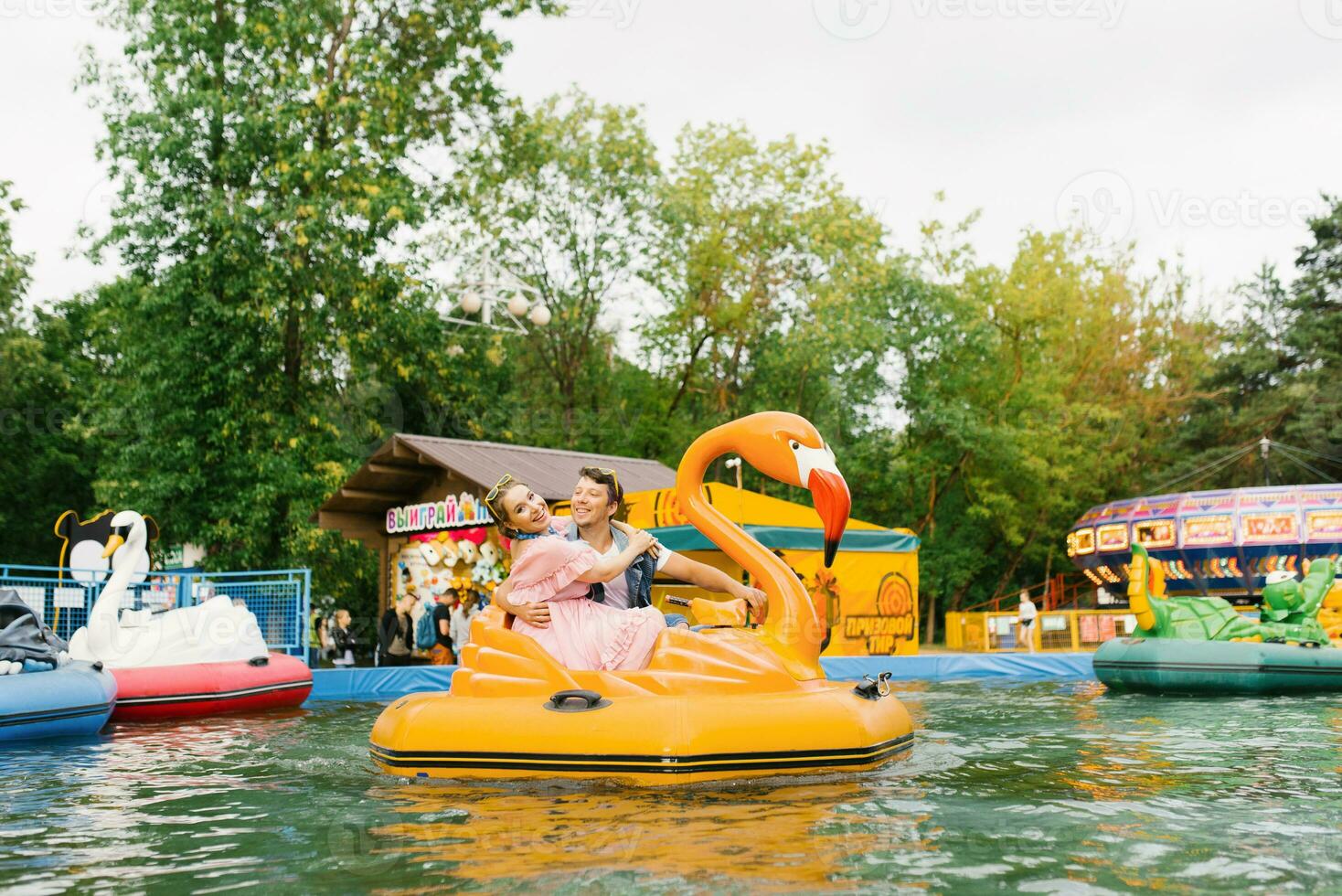 gelukkig paar in liefde rijden een water rijden in een amusement park foto