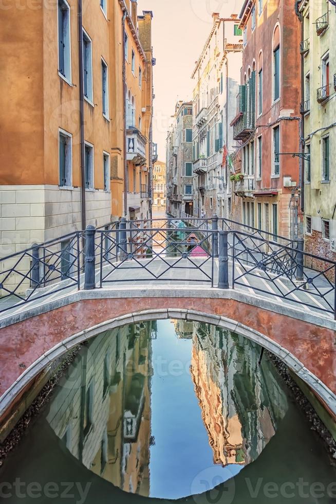 de stad Venetië in de ochtend italië foto