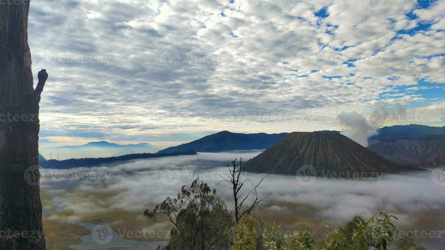 onthulling de majestueus schoonheid, monteren bromo een poort naar de hemel- rijk foto