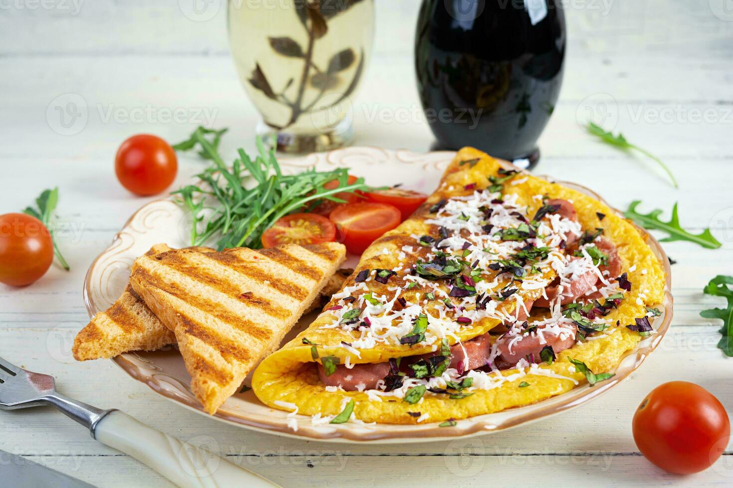 gebakken omelet gevuld met worst, tomaten, Groenen en kaas. heerlijk gemakkelijk ontbijt foto