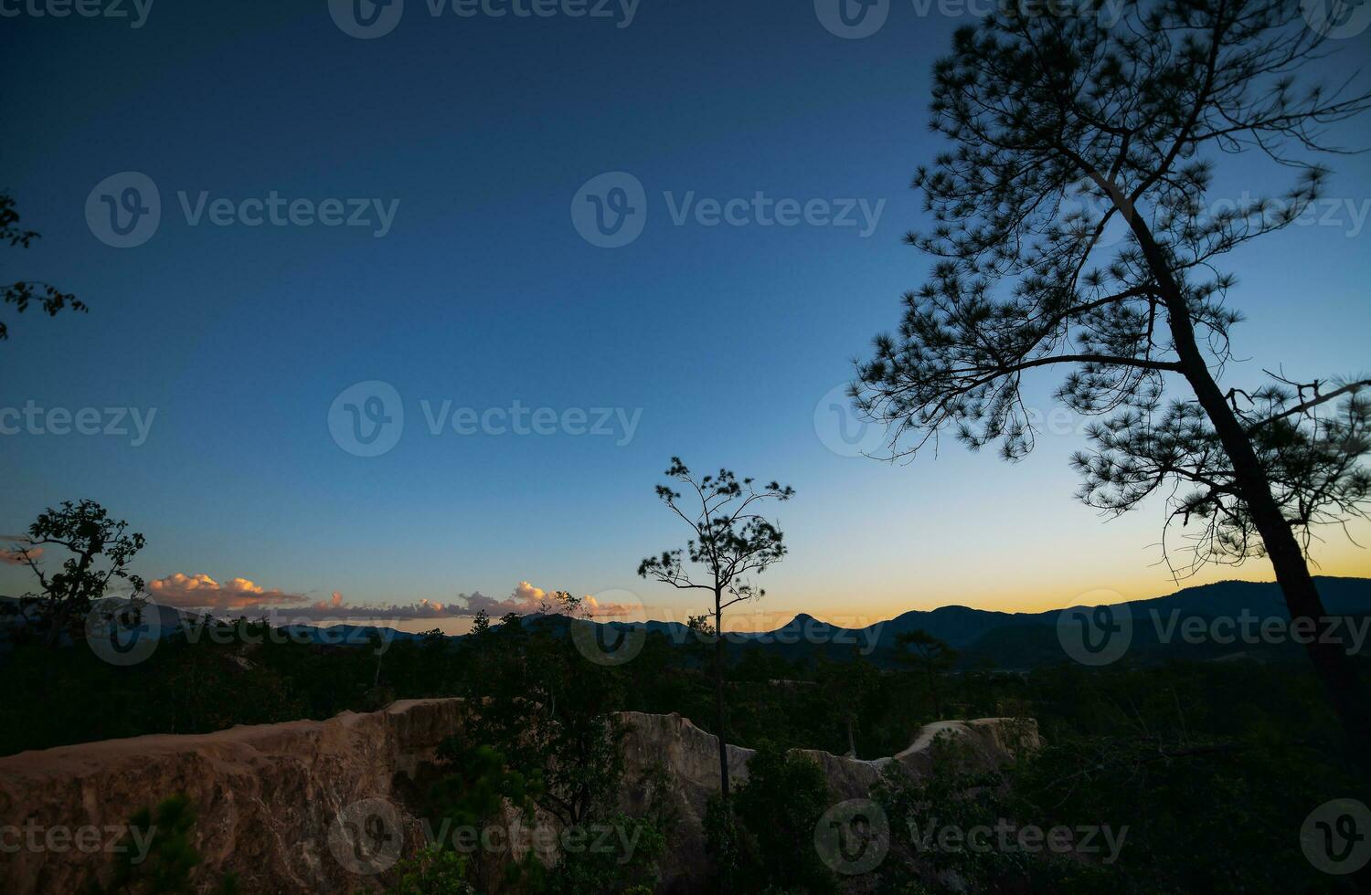 schemering lucht Bij pai Ravijn Kong lan Aan zonsondergang, maehongson, foto
