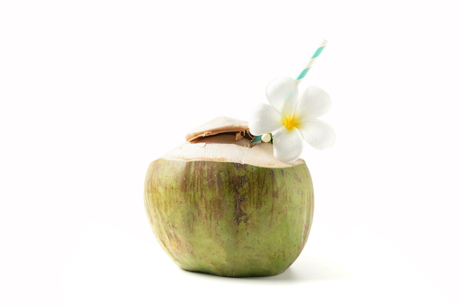 vers kokosnoot drinken met plumeria bloem en papier rietje foto