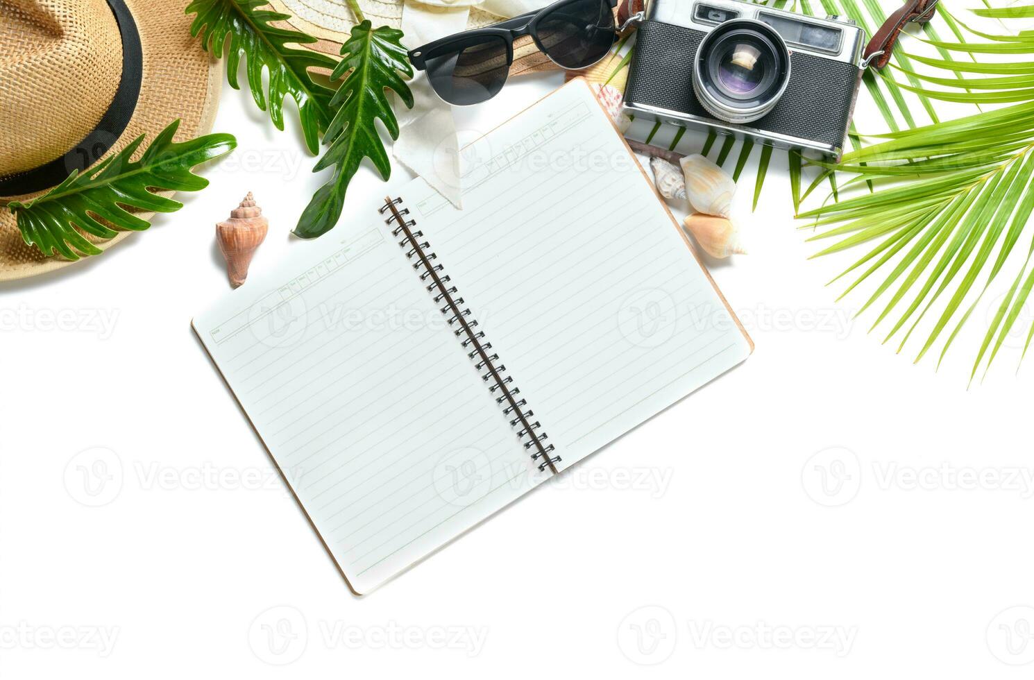 blanco notitieboekje met wijnoogst camera en heet geïsoleerd foto