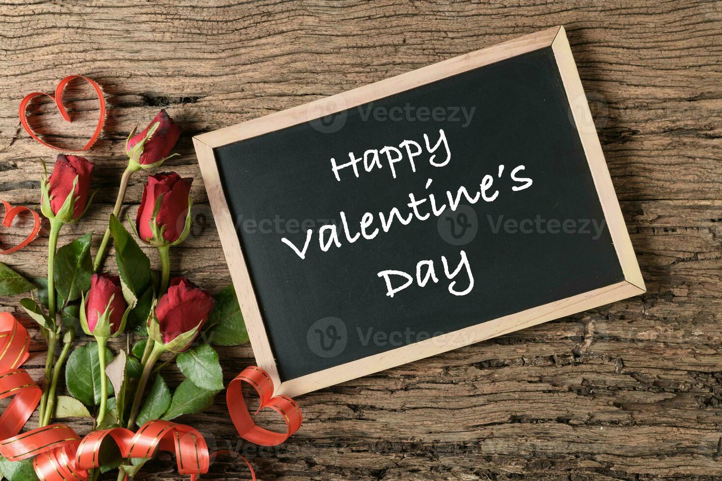 Valentijnsdag dag tekst Aan schoolbord met rood rozen foto