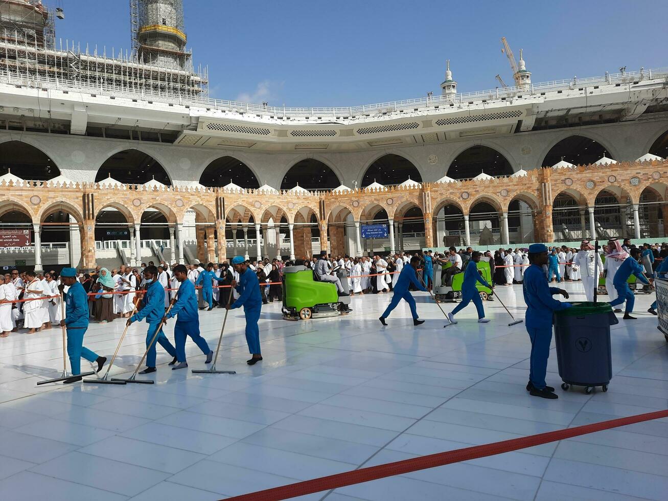mekka, saudi Arabië, mei 2023 - schoonmaak bemanningen zijn bezig schoonmaak de binnenplaats van masjid al haram, mekka gedurende de dag. foto