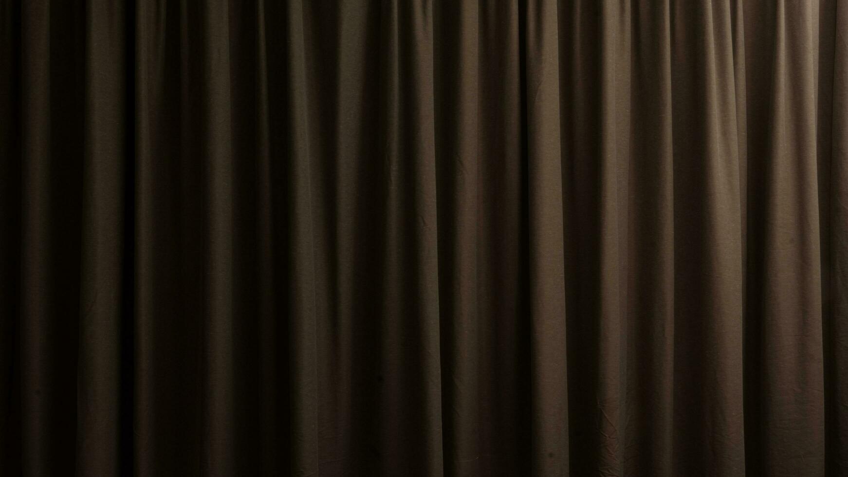 donker toon van bruin gordijnen voor aan het bedekken de ramen. voor achtergrond en getextureerd. foto