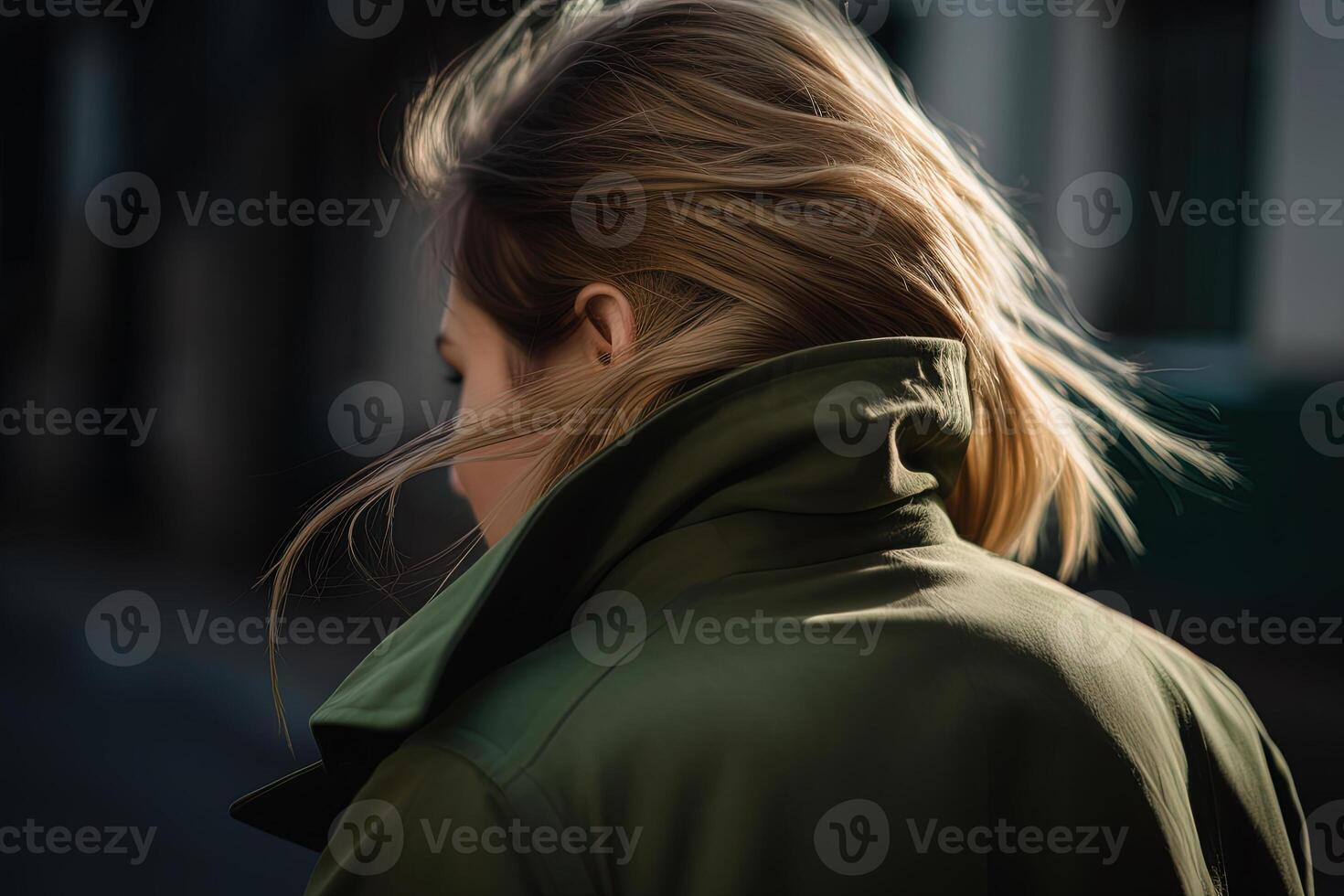 een vrouw in een loopgraaf jas wandelen naar beneden een straat. ai gegenereerd foto