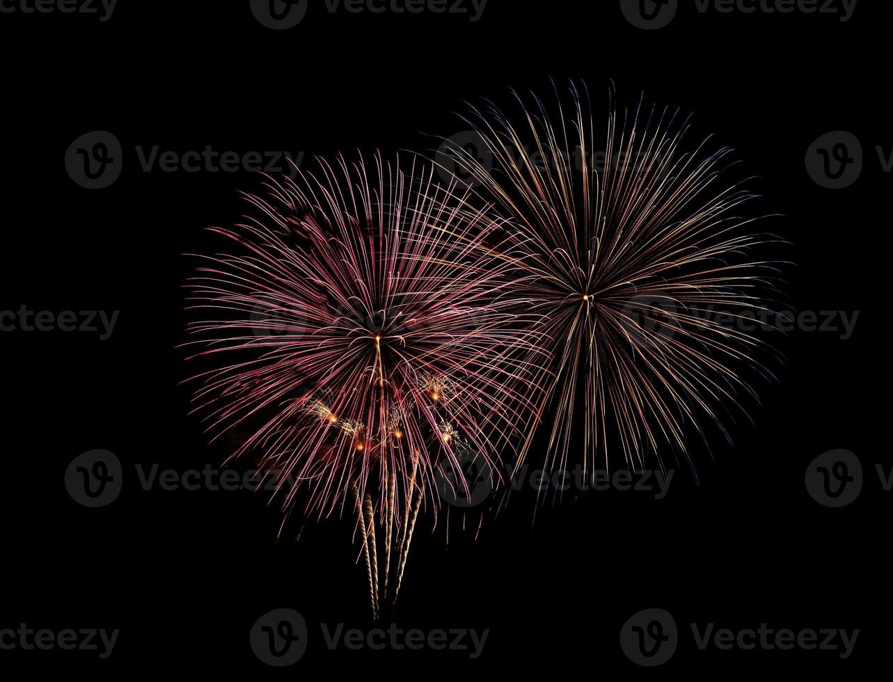 abstracte feestelijke kleurrijke vuurwerkexplosie op zwarte achtergrond foto