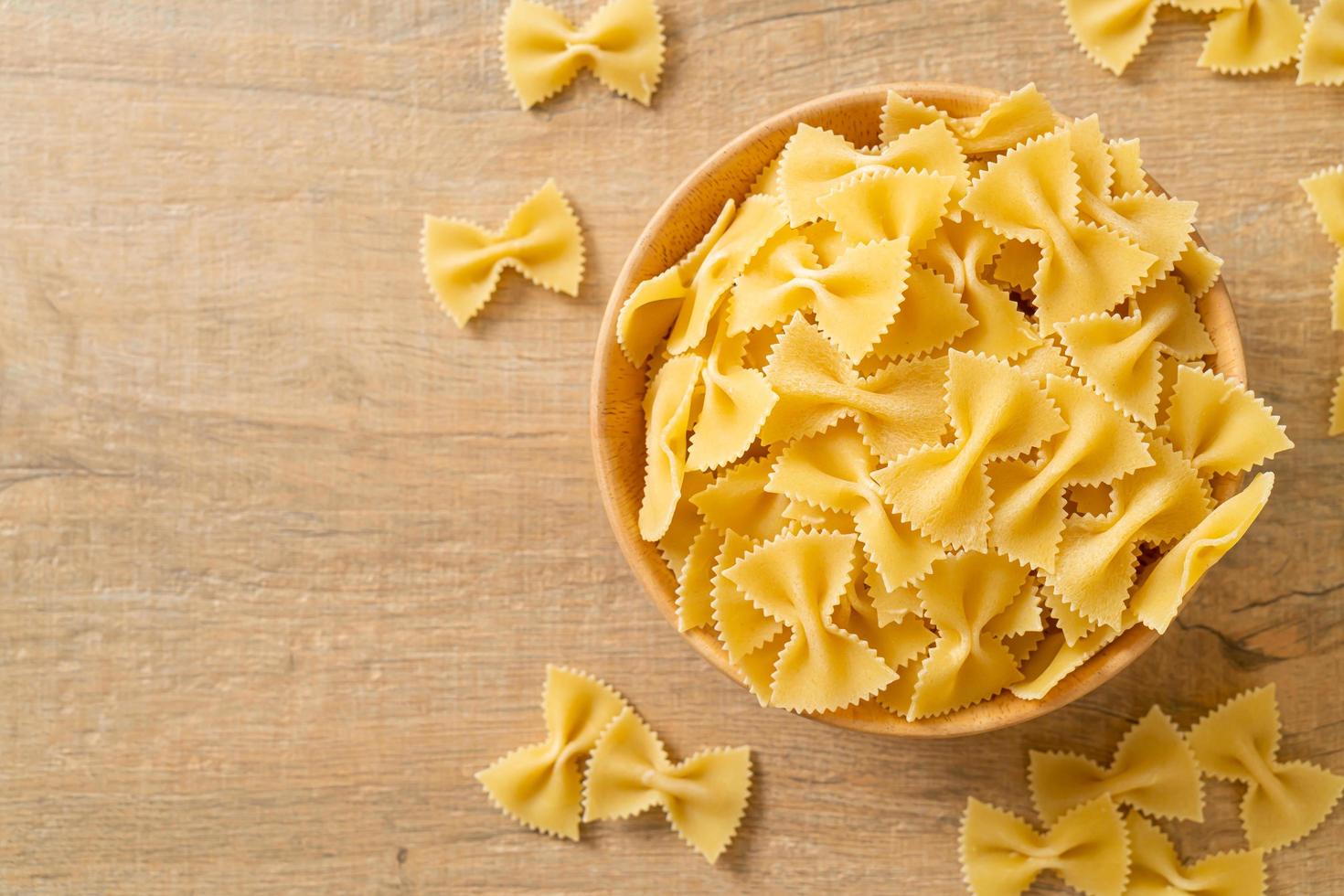 droge ongekookte farfalle pasta in kom foto