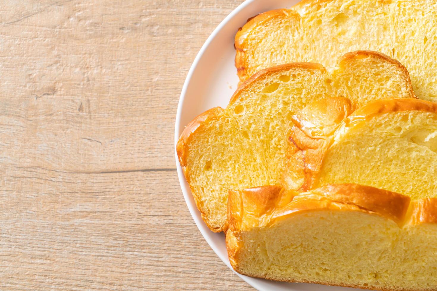 Zoet aardappelbrood met koffie with foto