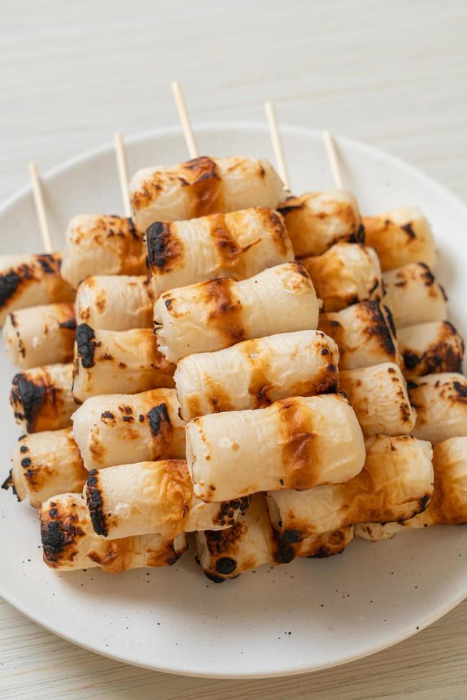 gegrilde buisvormige vispastacake of buisinktvisspies op bord foto