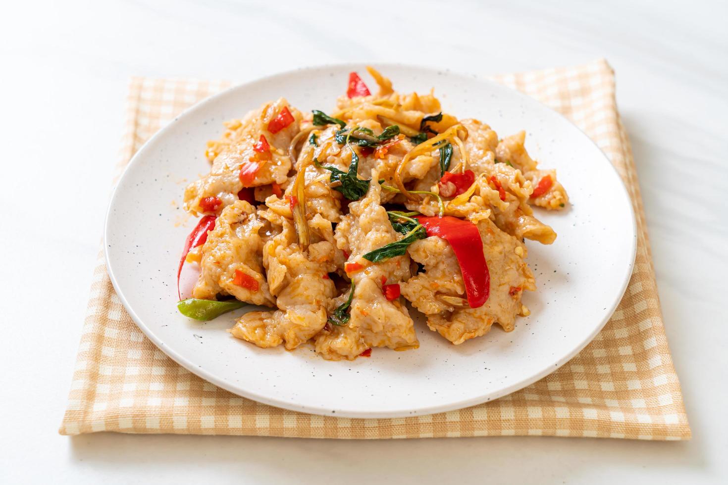 geroerbakte visballetjes met chili - Aziatisch eten foto