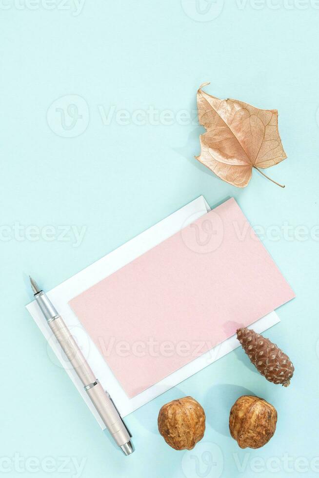 blanco papier vel kaart met mockup kopiëren ruimte en droog blad. minimaal esthetisch bruiloft uitnodiging sjabloon. foto