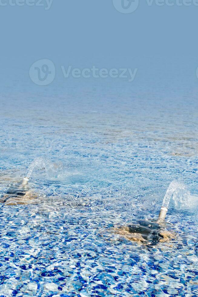 schoon zuiver water fontein. verfrissend ecologisch water in zomer warmte zonnig dag. foto