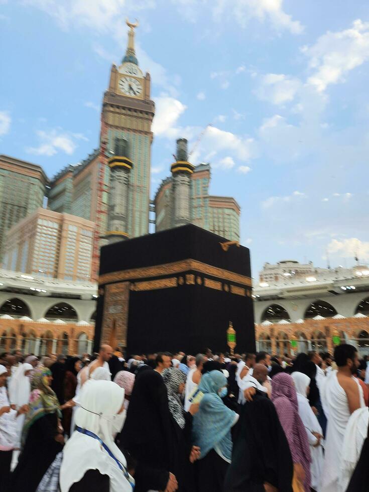 mekka, saudi Arabië, juni 2023 - pelgrims van verschillend landen in de omgeving van de wereld uitvoeren tawaf in de binnenplaats van masjid al haram, mekka in de avond. foto