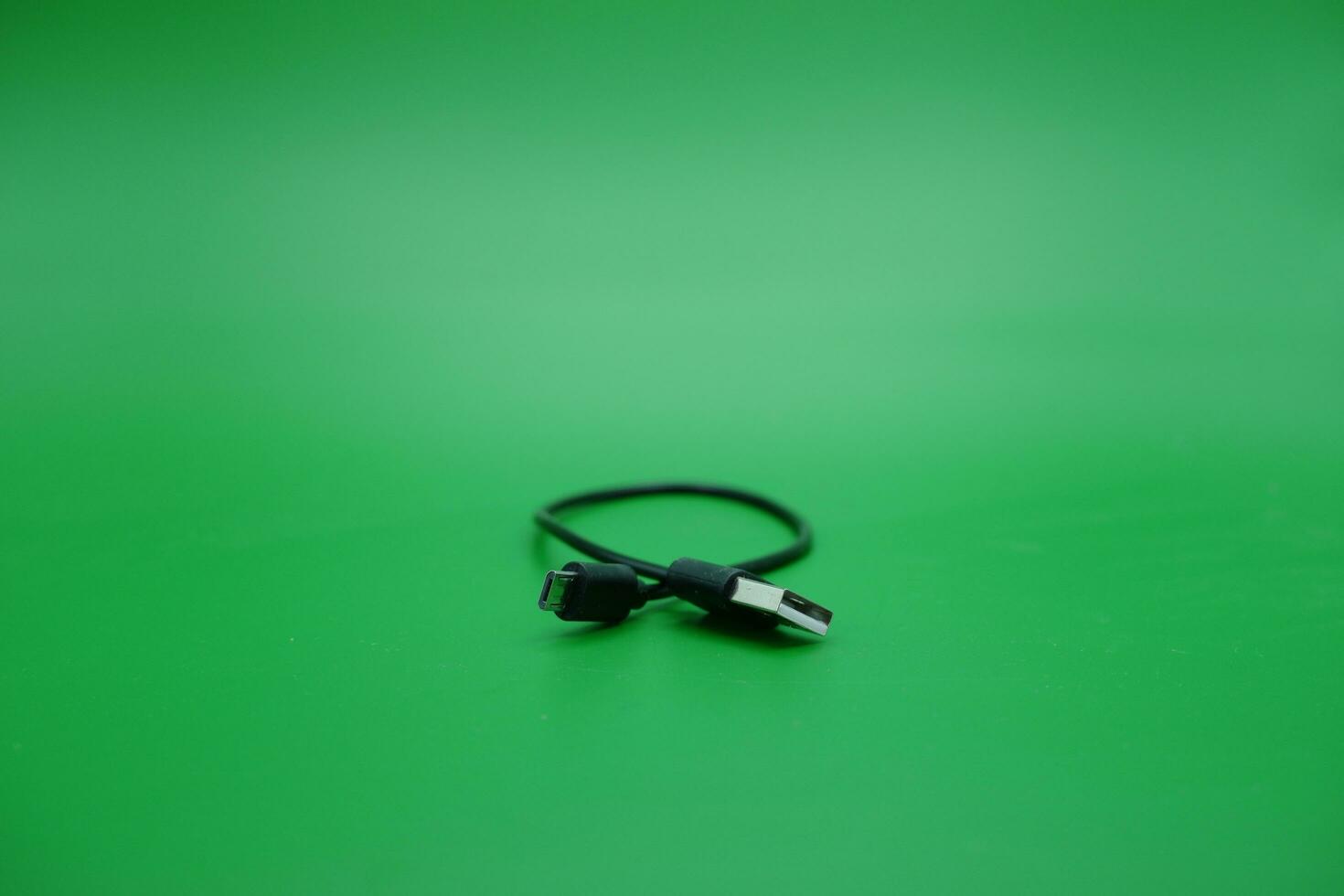 USB type een kabel naar USB micro b kabel geïsoleerd groen achtergrond. foto