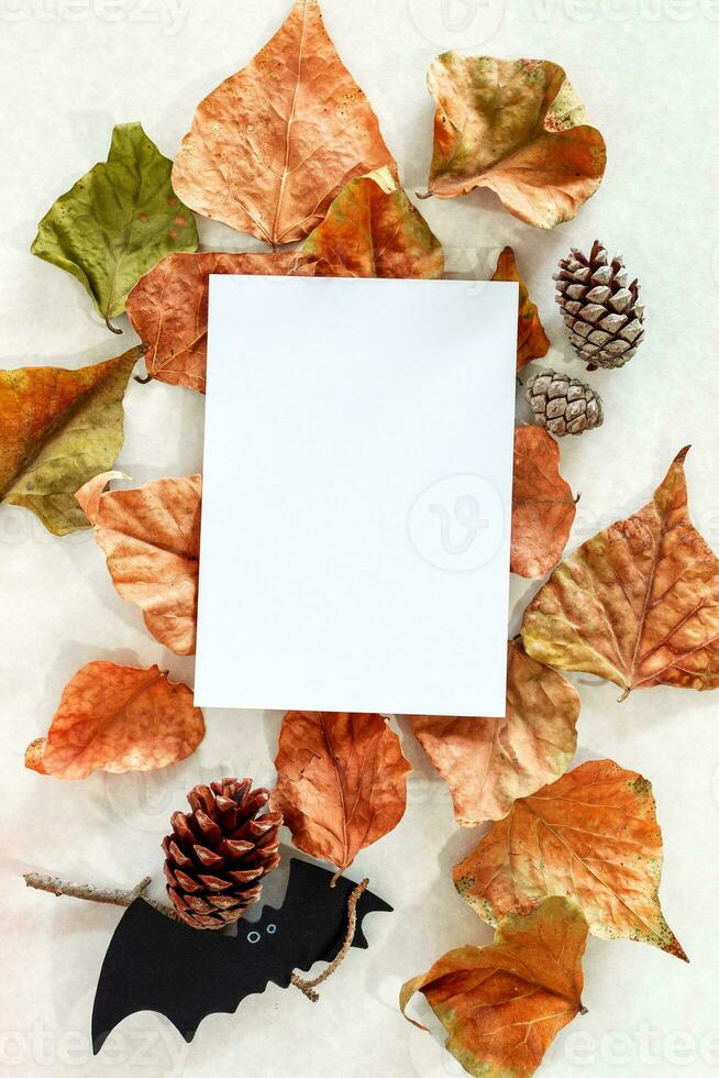 spandoek. modern achtergrond met herfst bladeren en knuppel. halloween met kopiëren ruimte voor tekst. foto