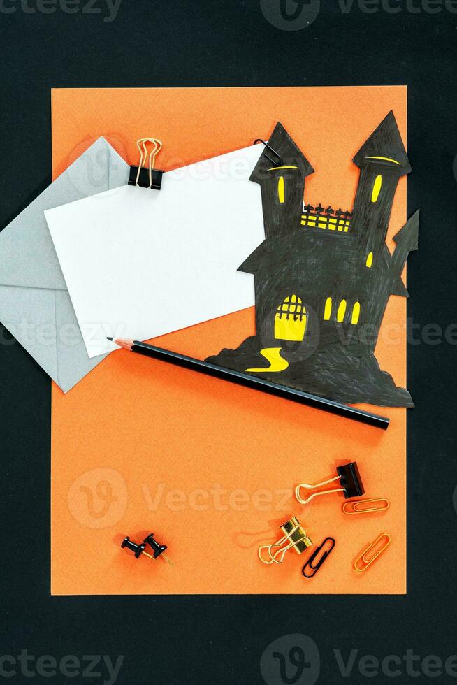 halloween kantoor bureau, kaart, envelop, potlood en kantoor benodigdheden Aan zwart tafel. foto