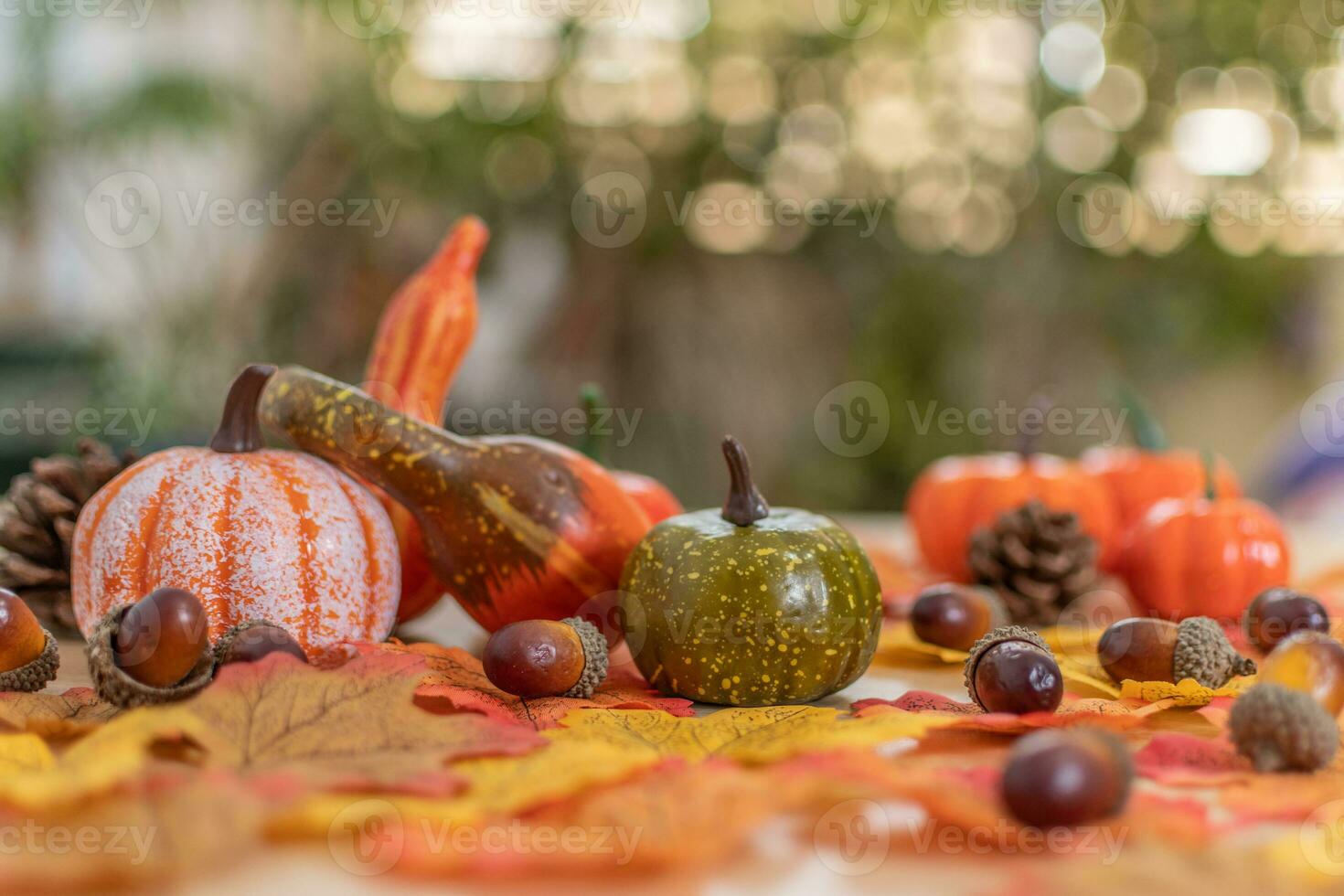 achtergrond van droog bladeren, pompoenen en herfst vruchten. foto