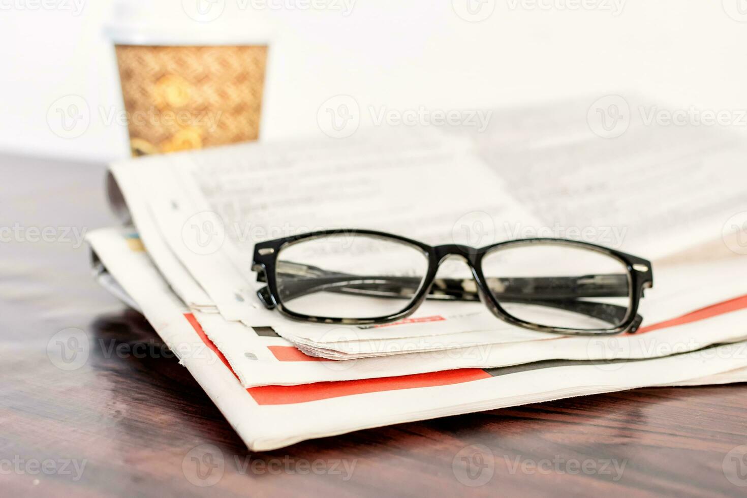 krant- en lezing bril Aan houten tafel. foto