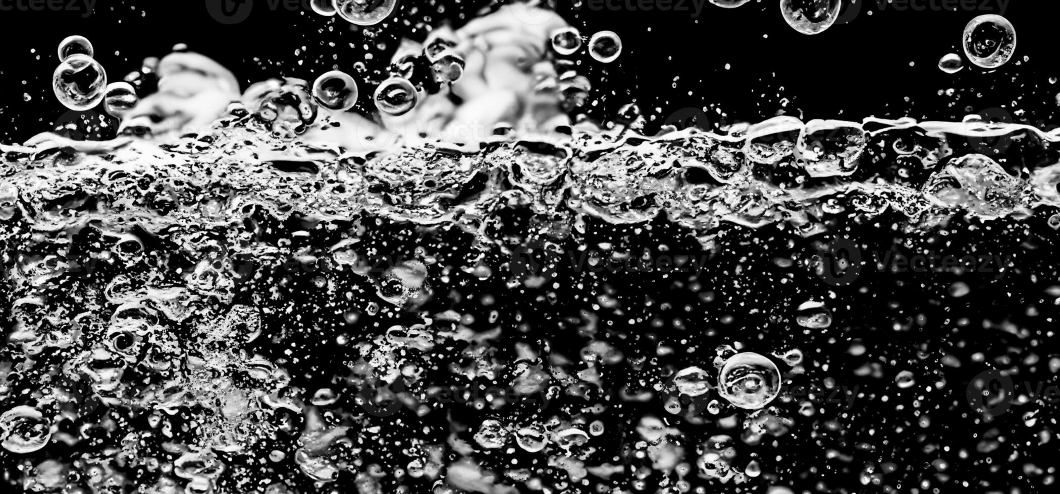 Frisdrank water bubbels spatten onderwater- tegen zwart achtergrond. foto