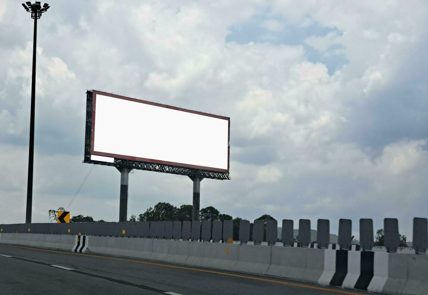 aanplakbord blanco voor buitenshuis reclame poster Bij blauw lucht. foto