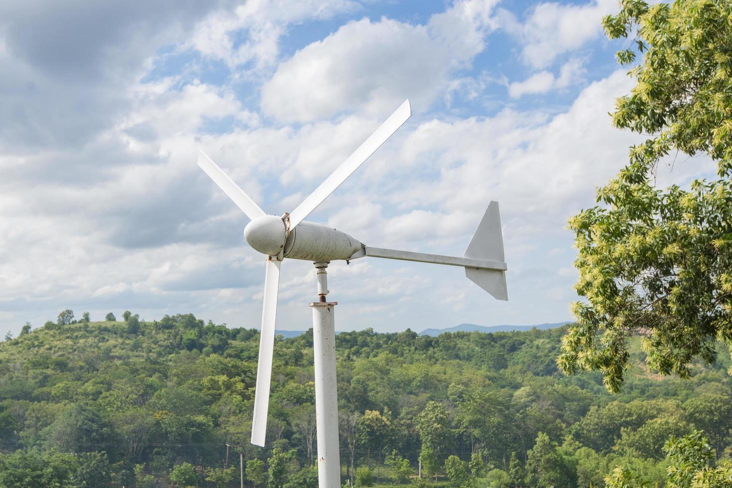 windturbine met blauwe hemel foto