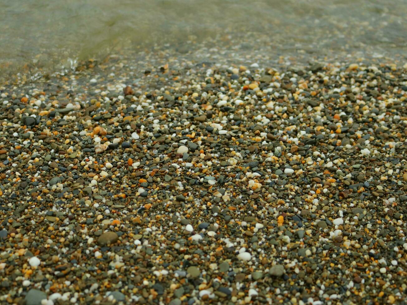 zwart strand steentjes foto