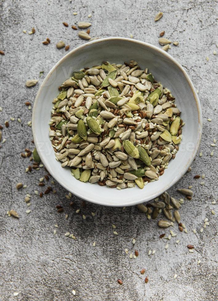 mix verschillende zaden voor een gezonde salade foto