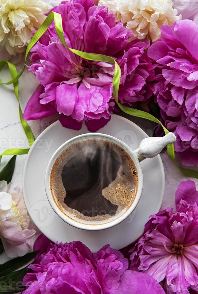 roze pioenroos bloemen en kopje koffie foto