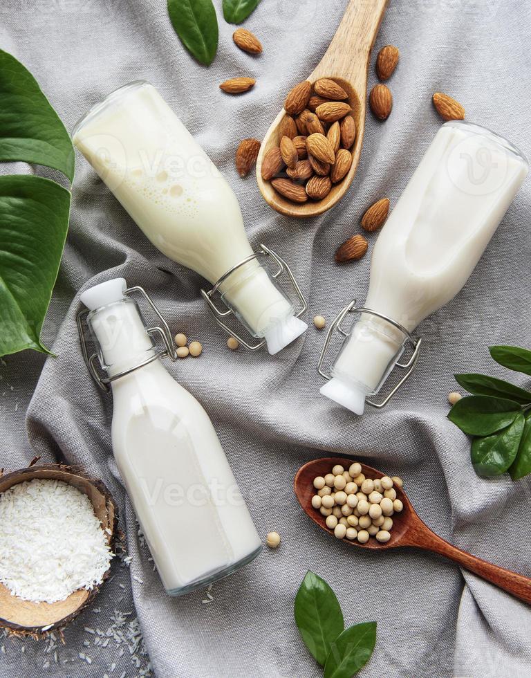 flessen met verschillende plantaardige melk foto