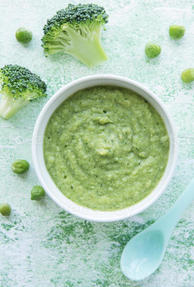 biologische groene broccolipuree met ingrediënten foto