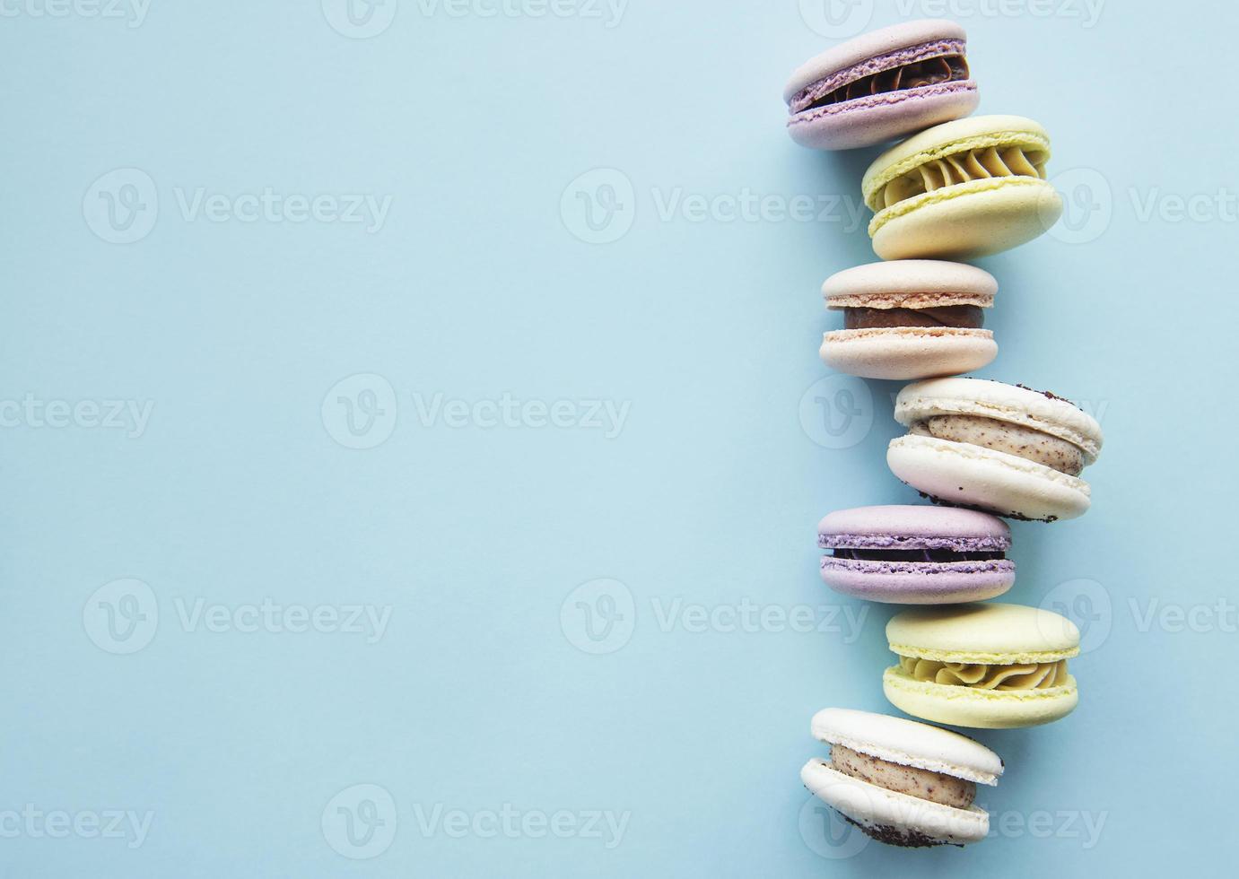 kleurrijke bitterkoekjes gerangschikt op blauwe achtergrond foto